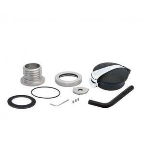 K&ouml;nnte beinhalten: Eine schwarze Tankdeckel mit einem verchromten Hebel, einem silbernen Tankstutzen, einem silbernen Ring, einem schwarzen Gummiring, einem silbernen Schraubenschl&uuml;ssel, einer silbernen Unterlegscheibe und drei silbernen Schrauben.