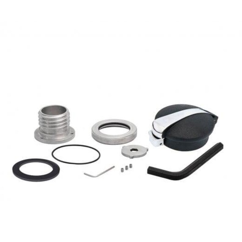 K&ouml;nnte beinhalten: Eine schwarze Tankdeckel mit einem verchromten Hebel, einem silbernen Tankstutzen, einem silbernen Ring, einem schwarzen Gummiring, einem silbernen Schraubenschl&uuml;ssel, einer silbernen Unterlegscheibe und drei silbernen Schrauben.