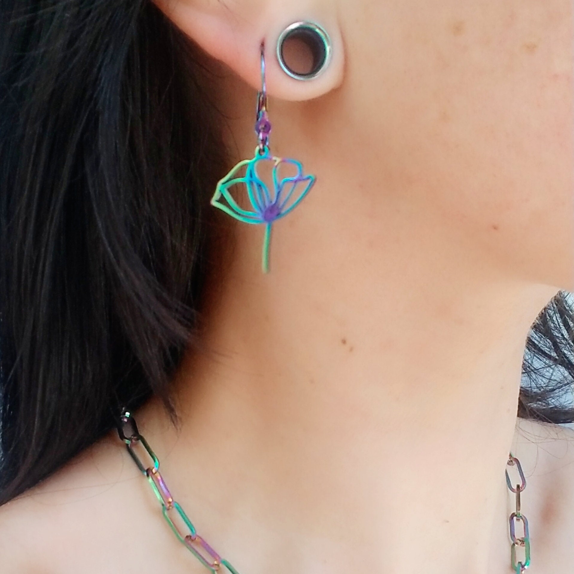 KKJOY Orecchini Pendenti Fiore Di Loto E Luna – Acciaio Inox Con Pietra Blu, Gioielli Ispirazione Yoga Per Donna