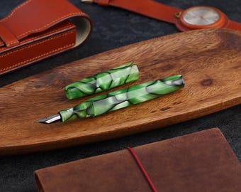 Octagonal hand-finished and polished fountain pen form resin. Different nibs to choose from