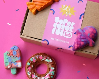 Kleurpotloden van gemengde kleuren in de vorm van snoep