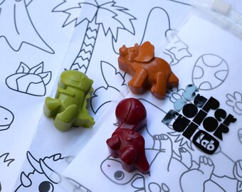 Zakjes voor kinderfeestjes met kleurkrijtjes in de vorm van dinosaurussen. Cadeau en spel voor feest.