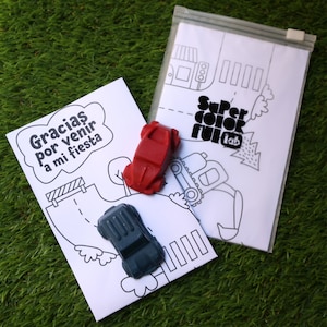 Puede incluir: Una tarjeta de agradecimiento con el texto "Gracias por venir a mi fiesta" y una página para colorear con un coche rojo y un camión azul. La página para colorear está etiquetada como "Super Color Ful Lab".
