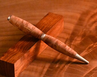 Handgemaakte pen van esdoorn en mat chroom