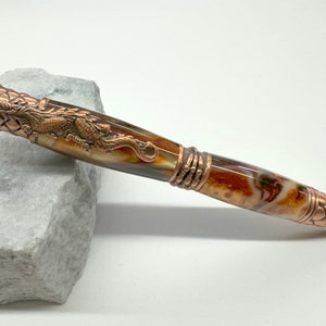 Geweldige handgemaakte pen met drakenthema met harswerveling