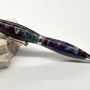 Pluma de glicina hecha a mano oscura y hermosa