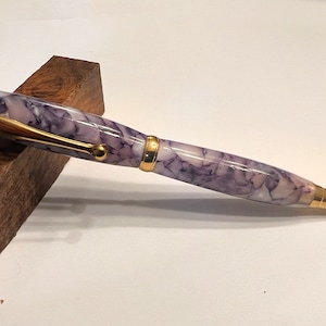Hermosa pluma hecha a mano violeta transparente