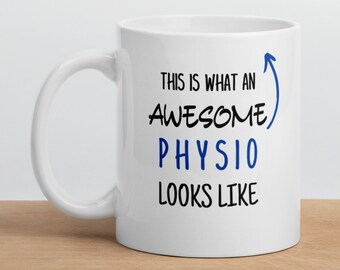 Könnte beinhalten: Weiße Keramiktasse mit einem schwarzen und blauen Design. Der Text auf der Tasse lautet "This is what an awesome physio looks like".