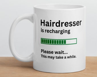 Peut inclure: Une tasse en céramique blanche avec un motif noir et vert. La tasse indique "Hairdresser is recharging" avec une barre de progression et le texte "Please wait... This may take a while."