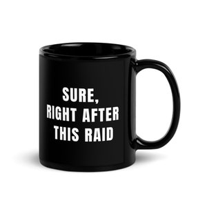 Könnte beinhalten: Schwarze Keramik-Kaffeetasse mit weißem Text, der "SURE, RIGHT AFTER THIS RAID" lautet.