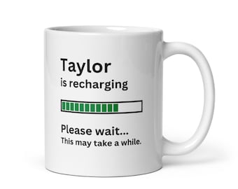 Taza de regalo personalizada de Taylor-Regalo para Taylor-Taza de café divertida para Taylor-Taza de texto personalizada para Taylor-Taylor está recargando taza-Taylor taza-Mentor