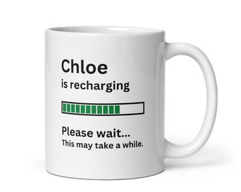 Taza de regalo personalizada de Chloe-Regalo para Chloe-Taza de café divertida para Chloe-Taza de texto personalizada para Chloe-Chloe está recargando taza-Chloe presente-Mentor
