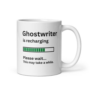 Könnte beinhalten: Eine weiße Keramiktasse mit schwarzem Text, der "Ghostwriter is recharging" lautet, mit einer grünen Fortschrittsanzeige und dem Text "Please wait... This may take a while."