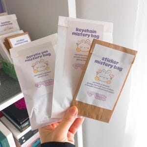 Mistery Bags / Pacchetto a Sorpresa Adesivi, Adesivi casuali, Portachiavi  Casuali, Pacchetto a sorpresa Spille, 5 pezzi, 3 pezzi