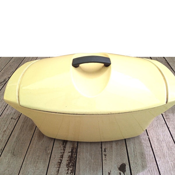 Ancienne cocotte en fonte émaillée jaune pamplemousse Raymond Loewy pour LE CREUSET de 1958 made in France