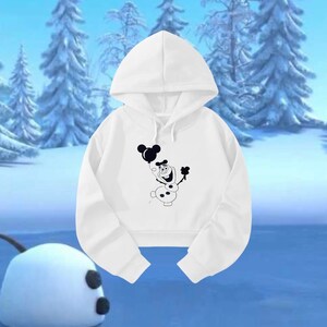Op de afbeelding: Witte cropped hoodie met een zwart-witte afbeelding van Olaf uit Frozen die een ballon vasthoudt met Mickey Mouse oren.
