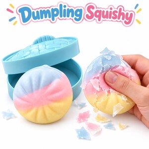 Könnte beinhalten: Ein Dumpling Squishy Spielzeugset mit einem hellblauen Kunststoff-Dämpferkorb und zwei runden, weichen, mehrfarbigen Knödeln in Pastellrosa, Blau und Gelb, wobei einer zusammengedrückt wird und eine rissige, abblätternde Textur zeigt.