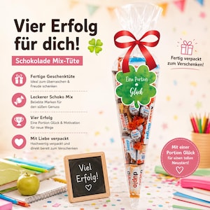 Könnte beinhalten: Eine transparente, kegelförmige Geschenktüte gefüllt mit verschiedenen Schokoriegeln und Süßigkeiten, gebunden mit einer roten Schleife. Ein grüner kleeblattförmiger Anhänger trägt die Aufschrift "Eine Portion Glück". Ein kleines Holzschild zeigt "Viel Erfolg!".