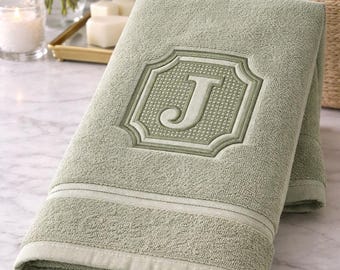 Monogramm Badetuch | Ton-in-Ton Stickerei mit klassischen Initialen