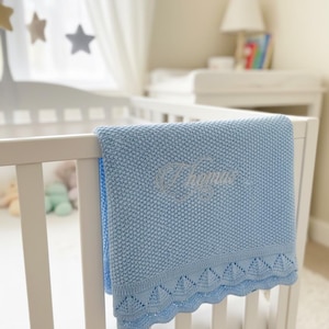 Personalisierte Babydecke stricken | Benutzerdefinierte Name Baumwolldecke | Pink, Blau oder Weiß