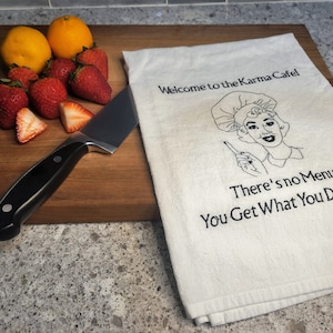 "Lustiges, freches Küchen-Tuch - ""Welcome to the Karma Cafe - There's No Menu - You get What you Deserve"" gesticktes lustiges Handtuch."