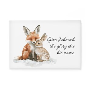 Könnte beinhalten: Rechteckiger Druck mit einer Aquarellillustration eines Fuchses und eines Kaninchens, die sich in einer Schneelandschaft umarmen. Der Fuchs ist orange und weiß, und das Kaninchen ist braun und weiß. Der Text "Give Jehovah the glory due his name" ist kursiv geschrieben.