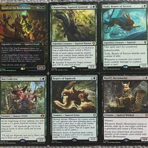 Może przedstawiać: Sześć kart kolekcjonerskich Magic: The Gathering z kreaturami o tematyce wiewiórek. Karty obejmują "Hazel of the Roorbloom", "Chatterfang, Squirrel General" i "Toski, Bearer of Secrets". Każda karta ma unikalne ilustracje i tekst gry.