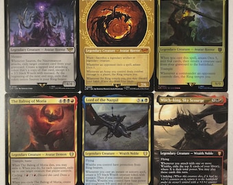 Puede incluir: Seis cartas coleccionables de Magic: The Gathering con personajes de El Señor de los Anillos. Las cartas incluyen "Sauron, el Nigromante", "Sauron, el Señor Oscuro", "Sauron, Señor de los Anillos", "El Balrog de Moria", "Señor de los Nazgûl" y "Rey Brujo, Azote del Cielo".