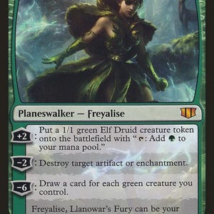 Op de afbeelding: Een groene Magic: The Gathering-kaart met Freyalise, Llanowar's Fury. De kaart heeft een groene en zwarte rand, met een portret van een vrouw in groene kleding. De kaarttekst beschrijft vaardigheden en manakosten.