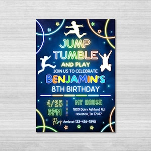 Może przedstawiać: Neonowe niebieskie zaproszenie na przyjęcie urodzinowe z kolorowym neonowym napisem "Jump Tumble and Play". Zaproszenie jest na 8. urodziny Benjamina. Przyjęcie odbędzie się 25 kwietnia o godzinie 18:00 w 1820 Dairy Ashford Rd, Houston, TX 77077. Prosimy o potwierdzenie uczestnictwa do Amie pod numerem 123-456-7890.