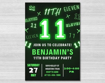 Può includere: Un invito a una festa di compleanno verde e bianco con il numero 11 in verde neon e bianco. L'invito dice "Unisciti a noi per festeggiare! La festa di compleanno di Benjamin per i suoi 11 anni". La data è sabato 27 maggio e l'ora è dalle 14:00 alle 16:00. L'indirizzo è 5810 Kelley St, Houston 77026. RSVP ad Amie al 123-456-7890.