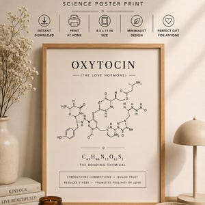 Könnte beinhalten: Ein gerahmtes Poster mit dem Wort "OXYTOCIN" und dem Satz "SCIENCE POSTER PRINT". Das Poster zeigt die chemische Struktur von Oxytocin, dem Liebeshormon, und den Text "THE BONDING CHEMICAL". Der Rahmen misst 21,6 x 27,9 cm.