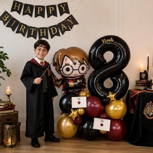 Può includere: Una scena di festa di compleanno con un ragazzo in costume di Harry Potter che tiene una bacchetta. Un grande palloncino nero con il numero 8 e un palloncino del personaggio di Harry Potter fanno parte delle decorazioni. Sono presenti anche palloncini dorati e bordeaux, insieme a uno striscione con la scritta "Happy Birthday".