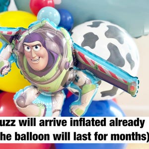Puede incluir: Un globo de aluminio de Buzz Lightyear, rodeado de globos coloridos en rojo, amarillo, azul y blanco. El globo de Buzz Lightyear presenta la imagen del personaje y est&aacute; listo para usar.