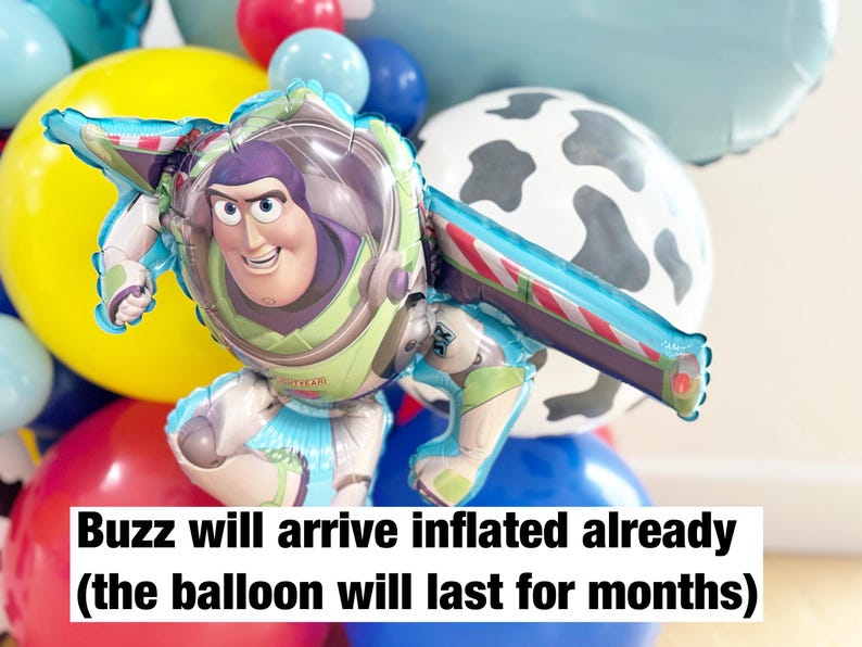 Puede incluir: Un globo de aluminio de Buzz Lightyear, rodeado de globos coloridos en rojo, amarillo, azul y blanco. El globo de Buzz Lightyear presenta la imagen del personaje y est&aacute; listo para usar.