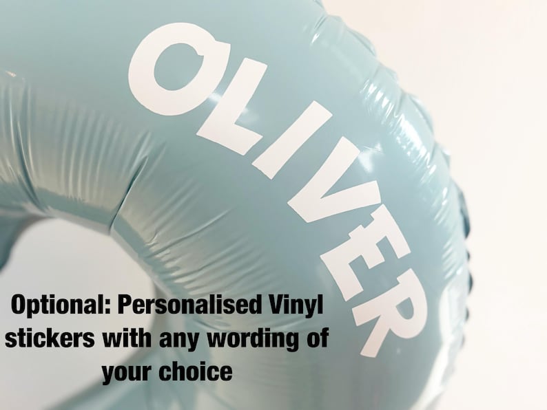 Puede incluir: Globo de papel de aluminio azul claro con el nombre "OLIVER" en letras may&uacute;sculas blancas grandes. El globo est&aacute; parcialmente inflado y tiene una superficie brillante. El texto en la parte inferior dice "Optional: Personalised Vinyl stickers with any wording of your choice."