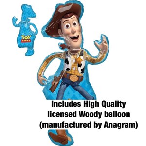 Puede incluir: Un globo con forma de Woody de la franquicia Toy Story. El globo presenta a Woody con su atuendo de vaquero, que incluye un sombrero marr&oacute;n, una camisa amarilla y vaqueros azules. Tambi&eacute;n es visible el texto "Includes High Quality licensed Woody balloon (manufactured by Anagram)".