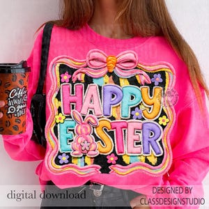 Könnte beinhalten: Ein leuchtend rosa Sweatshirt mit einem farbenfrohen "Frohe Ostern"-Design. Das Design beinhaltet einen Hasen, Blumen und eine Schleife. Die Worte "digitaler Download" stehen unten links.