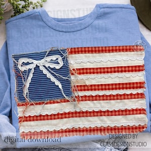 Puede incluir: Sudadera azul claro con un diseño de bandera americana cosido. La bandera presenta un cuadrado azul con un lazo blanco y tela a rayas rojas y blancas. Las palabras "digital download" y "designed by classdesignstudio" son visibles.