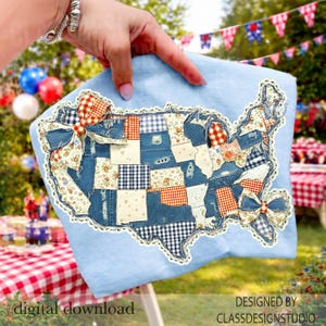 Puede incluir: Tela azul claro con un diseño de patchwork en forma de Estados Unidos. El patchwork incluye patrones de mezclilla, florales y cuadros. El diseño está adornado con encaje blanco y adornado con lazos de tela. Las palabras "digital download" son visibles.