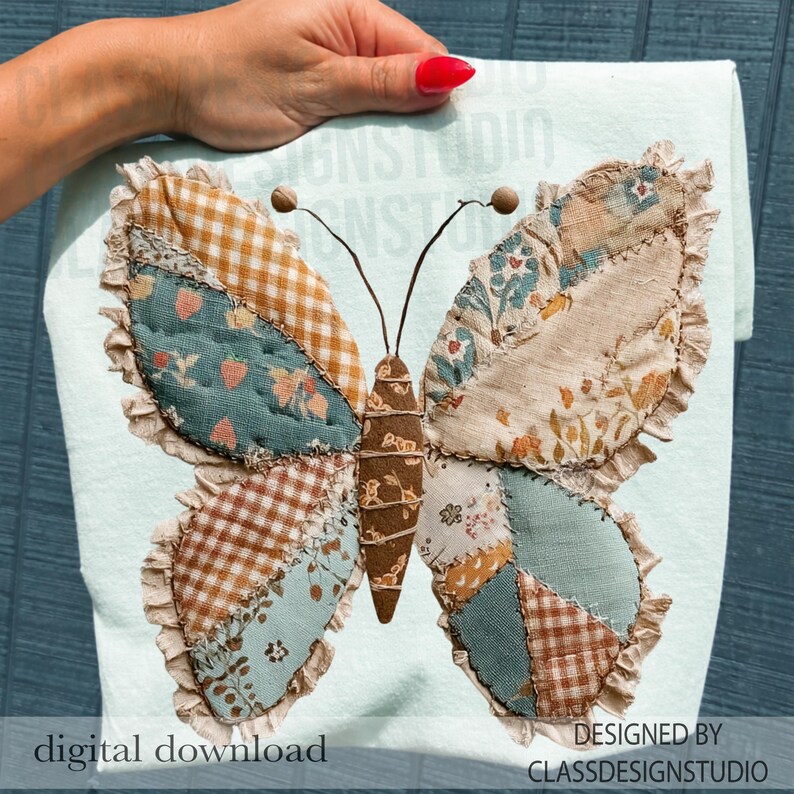 以下が含まれることがあります： パッチワークの蝶のデザインが施された水色の生地。蝶の羽は、青、タン、茶色のさまざまな模様の生地で作られています。蝶の体は茶色で、ワイヤーの触角が付いています。「digital download」の文字が下にあります。