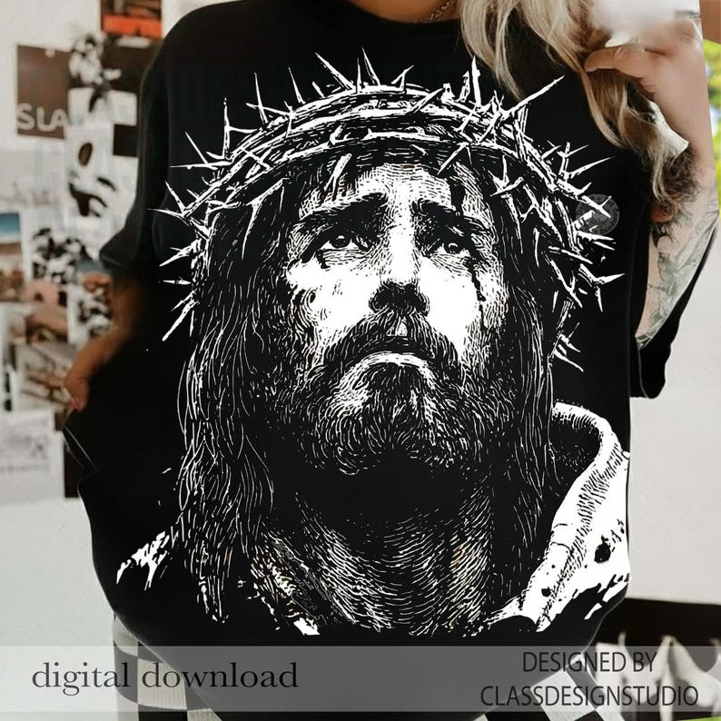 Pu&ograve; includere: T-shirt nero con un'illustrazione in bianco e nero di una persona con una corona di spine. Il design ha un aspetto vintage e usurato. Il testo in basso dice "digital download" e "DESIGNED BY CLASSDESIGNSTUDIO."