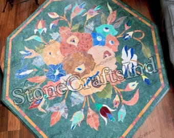 Tampo de mesa com incrustações de mármore verde, centro de mesa floral em pietra dura.