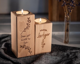 Puede incluir: Dos portavelas de madera con una vela de té en cada uno. El portavelas de la izquierda tiene el texto "Dieser licht leuchtet fur Dich!" grabado. El portavelas de la derecha tiene el nombre "Ludger" grabado.