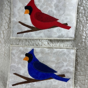 Gestepptes Postkartenmuster- Stoff Postkartenmuster- Roter Vogel