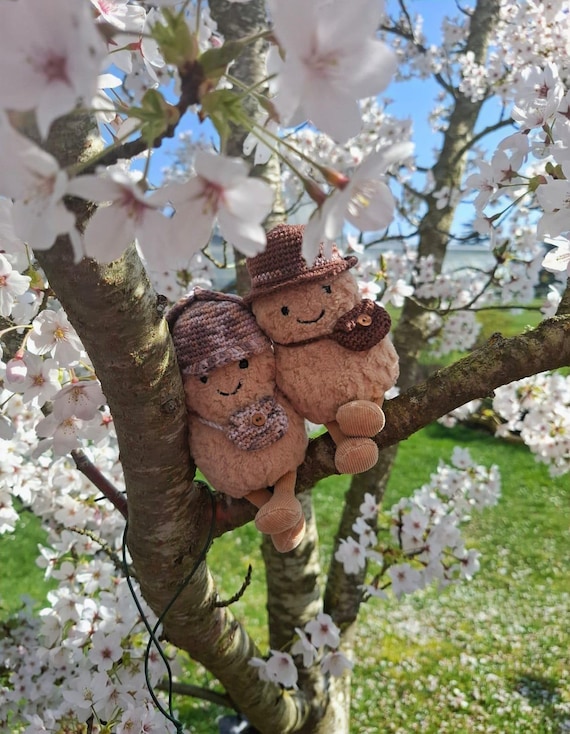 Sherlock Holmes & Dr. Watson Style Kostüm Erdnuss-Plüschtier mit Crossbody Bag / Outfit gehäkelt/ Ornament/ Kein Spielzeug/Nicht für Kinder