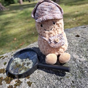 Peluche de cacahuete con disfraz de Sherlock Holmes y Dr. Watson, con bolso bandolera, traje de crochet, adorno, no es un juguete, no es para niños. imagen 6