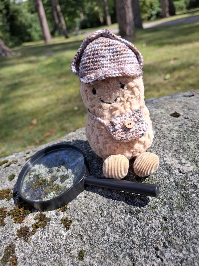 Peluche de cacahuete con disfraz de Sherlock Holmes y Dr. Watson, con bolso bandolera, traje de crochet, adorno, no es un juguete, no es para niños. imagen 6