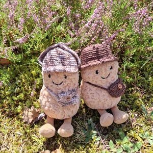 Peluche de cacahuete con disfraz de Sherlock Holmes y Dr. Watson, con bolso bandolera, traje de crochet, adorno, no es un juguete, no es para niños. imagen 4