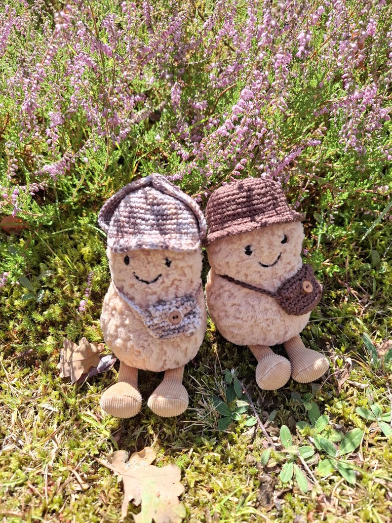 Peluche de cacahuete con disfraz de Sherlock Holmes y Dr. Watson, con bolso bandolera, traje de crochet, adorno, no es un juguete, no es para niños. imagen 4